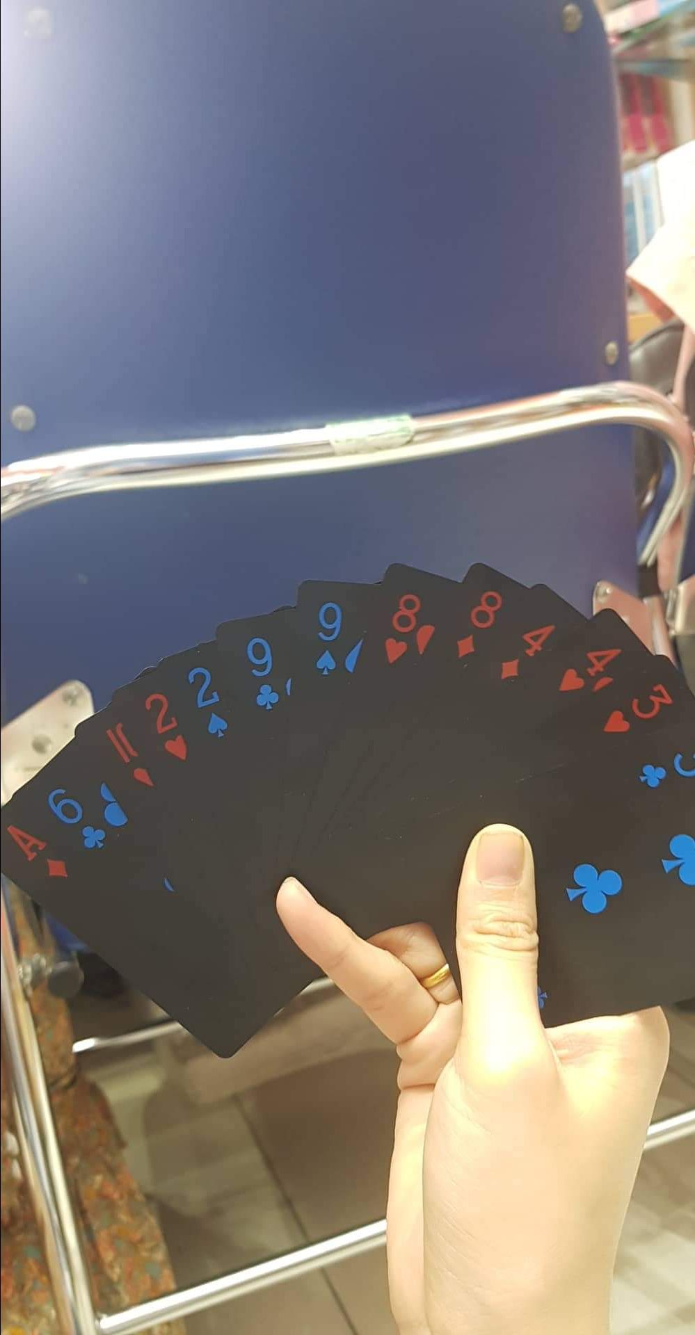 bộ bài đẹp, lá bài cứng cáp nhưng cũng dẻo dai, tỉa bài, sốc bài ok luôn
Có điều màu sắc lá bài nhìn chưa quen mắt lắm kkkk