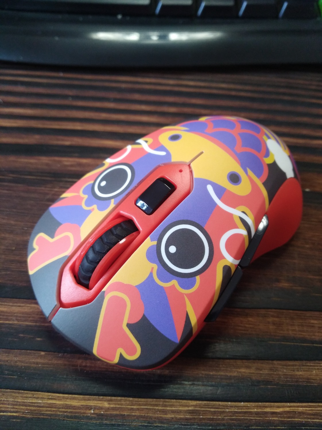 Phần Tiki:
1/ Không yêu từ cái nhìn đầu tiên, hộp móp méo như đống giấy nhàu xài lại, tem cảnh báo dễ vỡ chỉ dán cho sinh động.
2/ Giao nhanh, nhân viên lịch sự.
Phần sản phẩm:
1/ Kiểu dễ thương như quảng cáo.
2/ USB receiver nằm sâu kế chỗ để pin, phải lấy pin ra trc mới lấy dc USB ra, đầu cầm hơi nhỏ và trơn, ai bị mồ hôi tay chắc hơi khó lấy.
3/ Vỏ nhựa hoàn toàn, nhẹ, cầm không chắc tay (cảm tính bản thân).
4/ Click tiếng hơi to, có 3 cái nút chưa biết dùng làm gì.
5/ Giá không rẻ không mắc, 175k thì mua được.