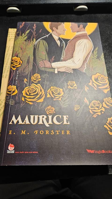 Sách ko có bọc bên ngoài nên nó xước hết rồi ạ. Rất là buồn