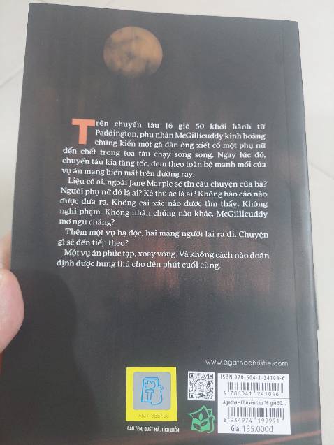 Không như thám tử Poirot với khả năng thấu hiểu tâm lý con người, bà Marple lại là một mẫu thám tử nghiệp dư dựa vào năng lực phán đoán và trực giác của một người dày dặn kinh nghiệm.