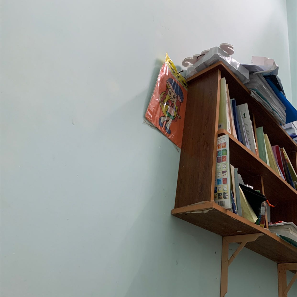 sản phẩm có lối thiết kế sáng tạo khi kính kéo xuống dễ dàng, thuận tiện sử dụng. Tuy nhiên, đầu mình chưa phảu quá to nhưng mua XL mà vẫn thấy chật, đội khó chịu.