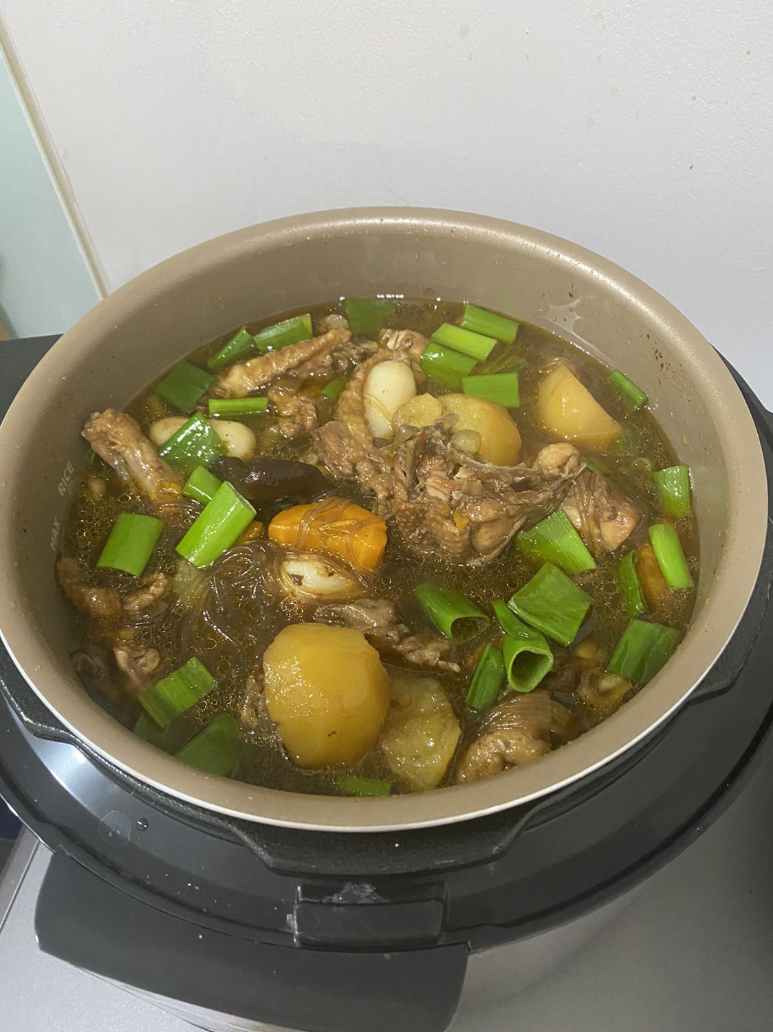 Mình dùng nồi cơm của Philips cùng công nghệ cùng dòng rồi, thấy lòng nồi chống dính cực tốt luôn nên mới quyết định mua nồi áp suất Philips luôn. Vận hành đơn giản thời gian nấu lại nhanh, có điều lúc xả van các bạn nên xả từ từ, chứ đừng bật 1 cái qua vent liền nha, nó trào nước ra luôn á