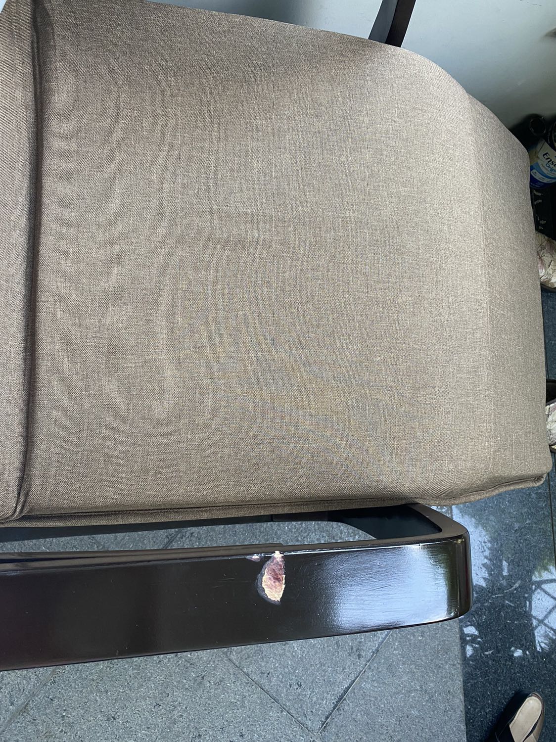 ship hàng từ HN mà bị lỗi vậy sao đổi trả. Hàng mua đã ttoan mà ko biết lỗi ở khâu nào dẫn đến việc khi bưu điện giao hàng đòi thu tiền mặt? Mình phải gửi khiếu nại và chờ xác nhận ttoan hôm sau mới giao!! Dù form ghế thoải mái nhưng chất liệu và đơn hàng ko được kiểm tra trc khi giao đến khách hàng hoặc cói tình giao hàng vị lỗi chưa biết được!!!