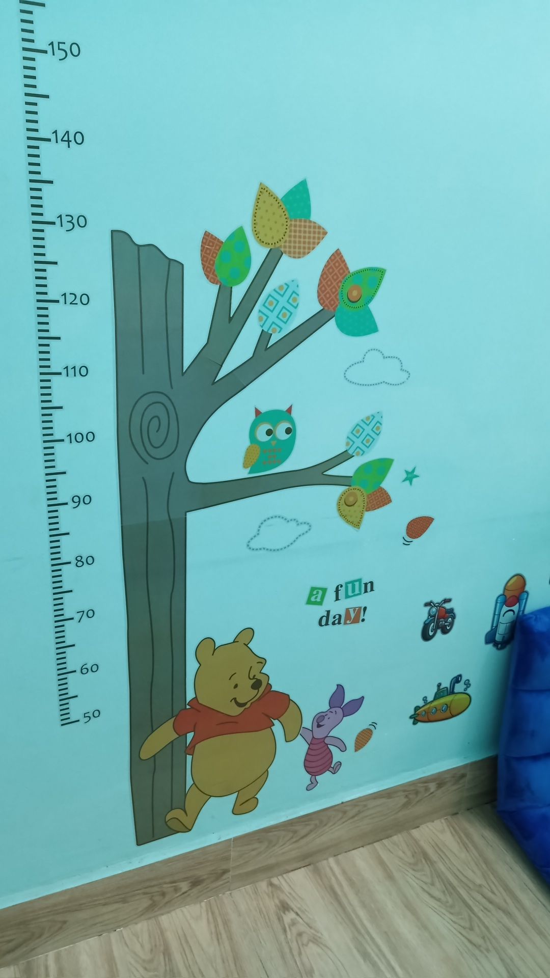 mẫu rất đẹp, dán bám dính chặt. màu sắc đẹp. đóng gói cẩn thận, không bị nhăn. phù hợp để dán trên tường phòng của trẻ.