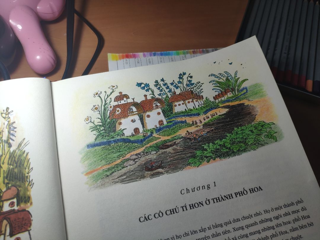 Hồi nhỏ mình rất ao ước có được sách này. bây giờ thành hiện thực. Sách đẹp không có gì để chê. Nhưng Tiki bọc bookcare cho mình bị lỗi như trong hình. 

Ngoài ra với các tranh minh họa không có màu trong sách các bạn có thể biến nó thành sách tô màu luôn. Mình mới tô đc 1 trang. Trang nào cũng có tranh nên tô tha hồ.