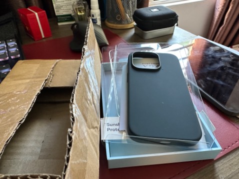 Sao trên hình là frosted mặt lưng nhám caro nhưng lại giao cho mình nhẵn vậy? 
Hãng lại lag ZGA chứ không phải Nilkin?