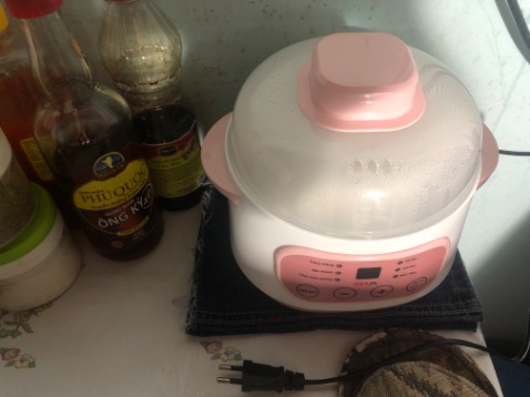 Mình đã so sánh hàng và giá giữa các shop, ở đây lại được chọn màu, nên mình đã chọn shop này. Nhưng hơi xui khi gặp hàng bị lỗi, cụ thể là khi lắp ráp kỹ thuật vặn vít mạnh dẫn đến nứt đáy nhựa, làm nồi bị rò rỉ nước. Lẽ ra nhà sản xuất phải thử ử trước khi xuất xưởng. Tiki đã đổi trả nồi mới cho mình, nấu thử thấy Ok. Tuy nhiên vì giá mềm hơn nên shop này không có tặng kèm phụ kiện đồ hấp.