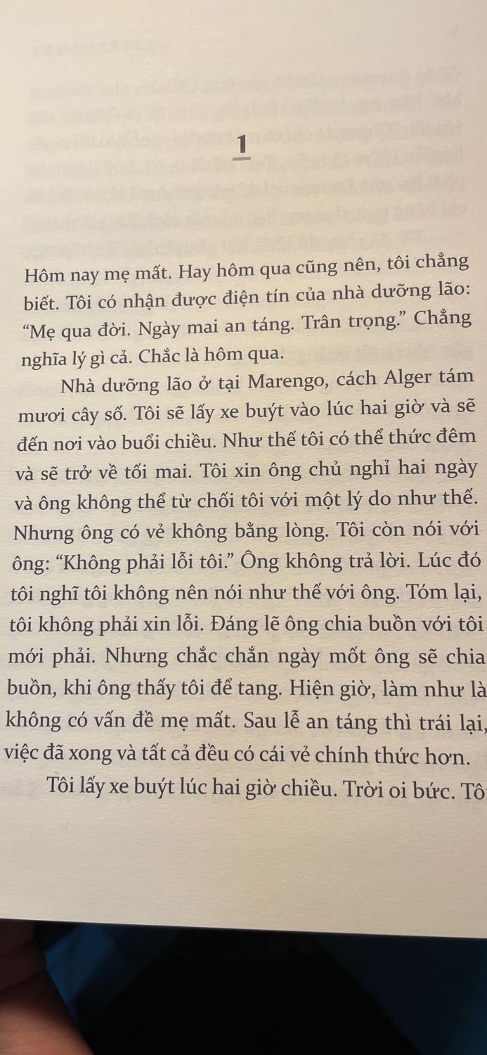 Dịch quá chán. Tôi muốn cho 0 sao nhưng không được nên tôi sẽ cho 1 sao. Chưa gặp ở đâu lại dịch “I cautgh the 2oclock bus” thành tôi LẤY xe bus lúc 2 giờ chiều”. Dịch lôm ca lôm côm, thô thiển. Cố gắng diễn đạt sự bất cần của nhân vật nhưng thất bại thảm hại. Chốt lại không nên mua, đọc chỉ tổ ức chế.