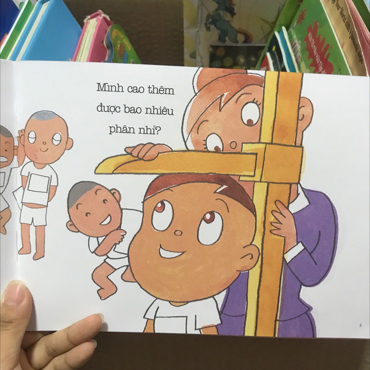 Sách in màu đẹp. Khổ hình chữ nhật. Hình vẽ dễ thương. Bé rất thích