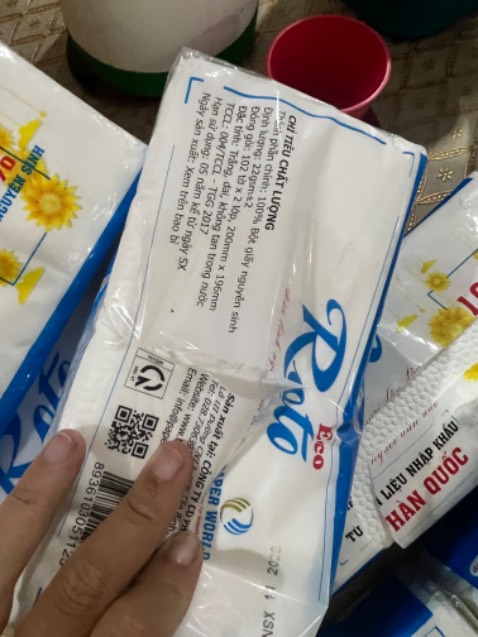 K biết vì lí do gì mà mh nhận giấy dính dầu nhớt gần hết 10 cuộn, nhìn thùng bên ngoài thì vẫn bình thường k ướt, bẩn gì cả. Bên trong mấy cuộn giữa bị vết dao cắt bọc. Nói chung tệ