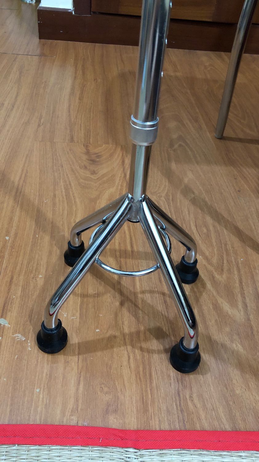 Mình nhận hàng thấy sản phẩm sáng bóng khá đẹp. Gậy nhẹ và chắc chắn. Có nhiều nấc có thể thay đổi chiều cao cho phù hợp. 

4 chân chắc và vững. Có miếng nhựa chống trượt. 

Đánh giá 5 sao. Mình mua giá quanh 150k cũng phù hợp.