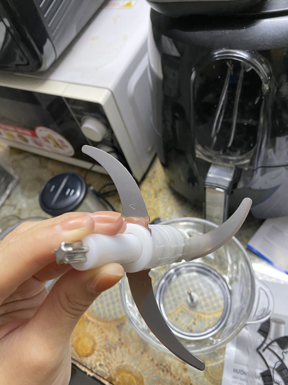 Sản phẩm đẹp và chắc chắn, shop đóng gói cẩn thận và có cả thư cảm ơn, phiếu bảo hành chính hãng. Nhưng làm sao đăng ký bảo hành vậy shop? Vì không thấy shop điền thông tin gì trên phiếu.