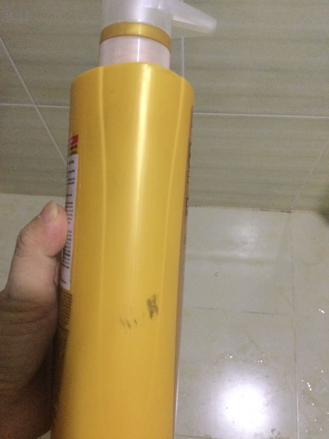 Bên ngoài dơ và hạng sử dụng nhìn ko rõ và phần nước ở trong quá lỏng ko giống như loại mình thường dùng