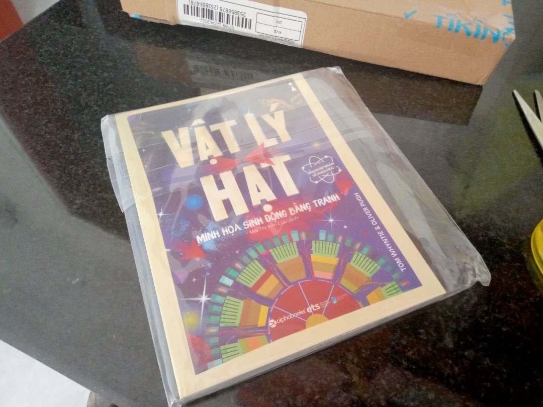Gói bao nilon kĩ càng dù đơn chỉ có 1 cuốn sách rất mỏng, chất lượng sách mới, đẹp. Nội dung dễ hiểu và có hình ảnh cho mỗi bài đọc. Tuy nhiên gáy sách bị bong ra dù mình chỉ vừa mới nhận hàng. Mong Tiki xem xét đổi sản phẩm!