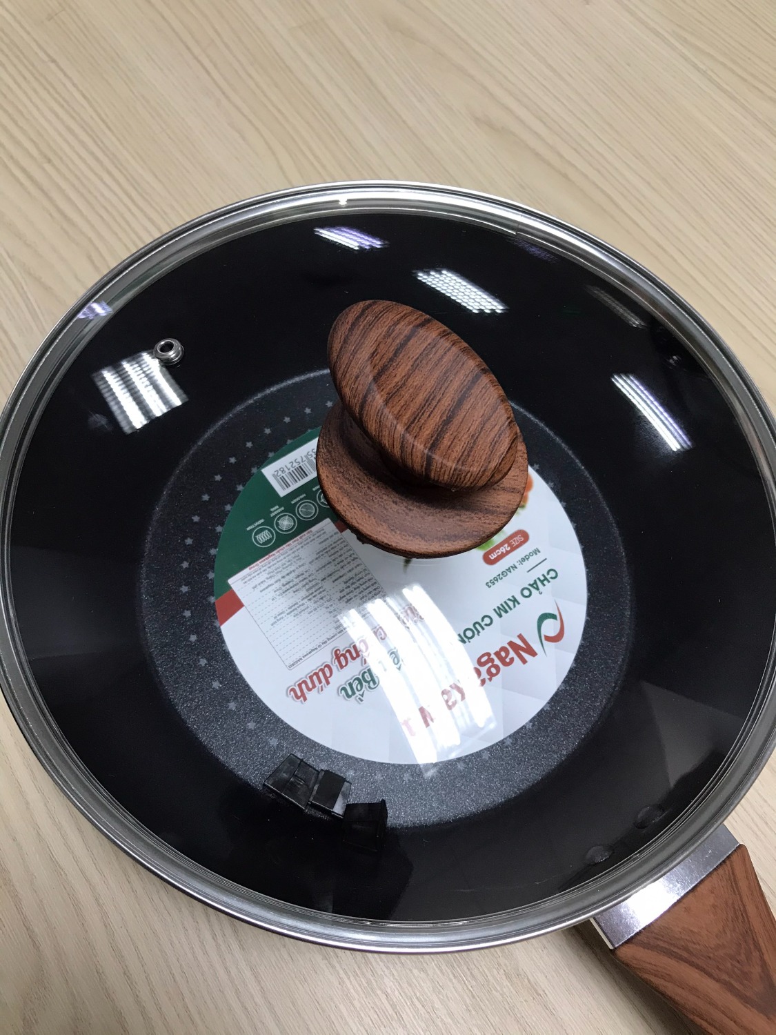 Mình xem hình thấy đẹp mà không ngờ chảo bên ngoài còn đẹp hơn nữa. Đáy chảo có lớp chống dính nhìn lấp lánh yêu yêu. Mà chảo này sâu lòng nhưng bằng bằng nên chiên xào đều ok. có nắp kính nữa nên tiện lắm luôn. Từ nay sẽ ủng hộ Tiki và Nagakawa