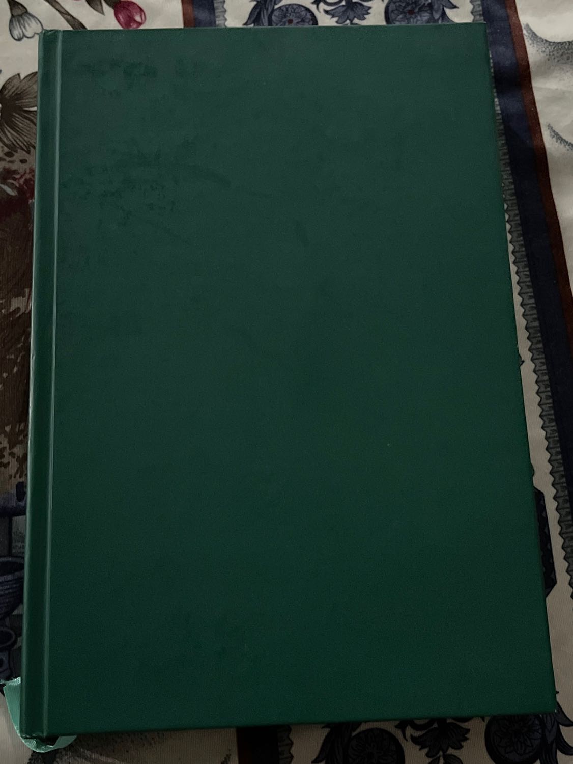 Đóng gói cẩn thận, ship hàng nhanh chóng, bìa cứng cáp để tránh va đập hay rớt sách. Điểm cộng là sách có bìa rời để có thể tháo ra dễ dàng và mình đọc gì mọi người cũng không biết. Giấy mịn, thơm, chữ in sắc nét ???