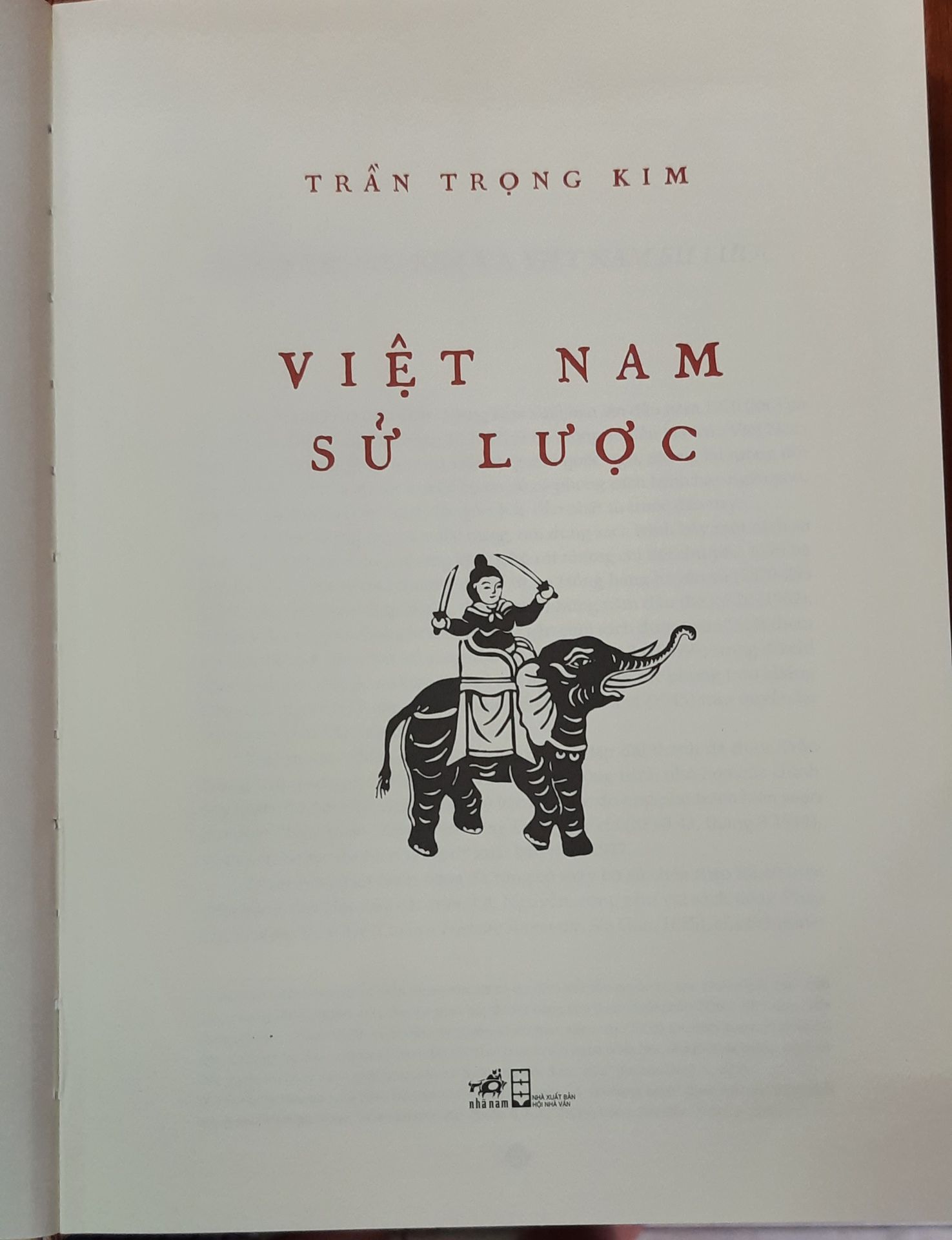 sách đẹp, khổ rất to, có thêm 1 lớp áo bên ngoài, giấy đẹp, mình thích bản này hơn bản Đông A do những chi tiết in màu đỏ trong sách