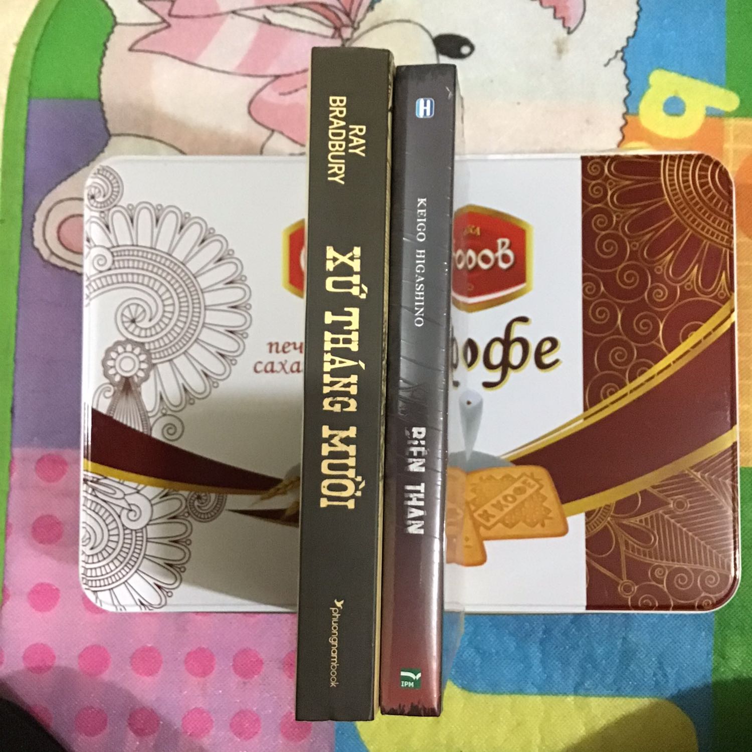 Sách mới ra mà bẩn quá,như đã qua sử dụng,mép sách bẩn,bìa xước hết. Nói chung chỉ đánh giá còn 80% thôi. Nhưng do vẫn luôn yêu mến Tiki nên vẫn 5 sao. Sách giá còn cao,nội dung lôi cuốn