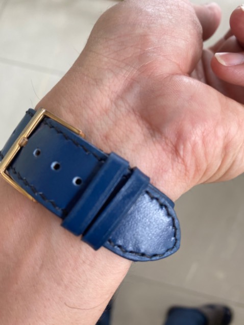 Chất da thì ổn mình đã mua nhiều sản phẩm của shop , nhưng đường khâu không đẹp nhìn rẻ tiền