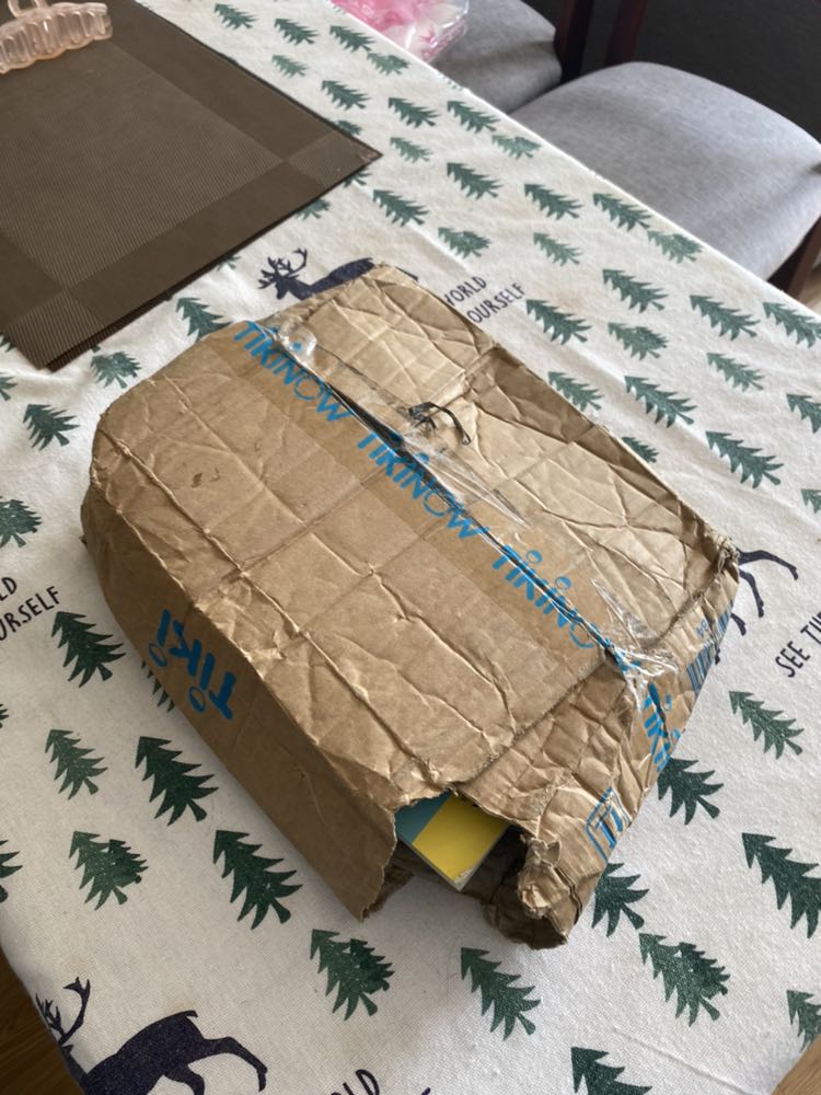 Đơn hàng giao lần đầu hỏng toàn bộ.
Sau khi nghiên cứu org chart công ty + 7749 cái email thì ngay hôm sau được đổi lại hàng nguyên vẹn ko tì vết. 
Cứ phải để mình thô lỗ, đối với order sách vở mình cầu toàn lắm, mà sure kèo ko phải mỗi mình mình cực đoan khi đụng tới sách vậy đâu. Just FYI, tks.
Về mấy cuốn sách: Vote mua quyển 77 cách hội thoại, giấy cực đẹp, trình bày dễ hiểu và gọn gàng, ngôn ngữ giao tiếp thường ngày nên dễ vận dụng, bớt học thuật.