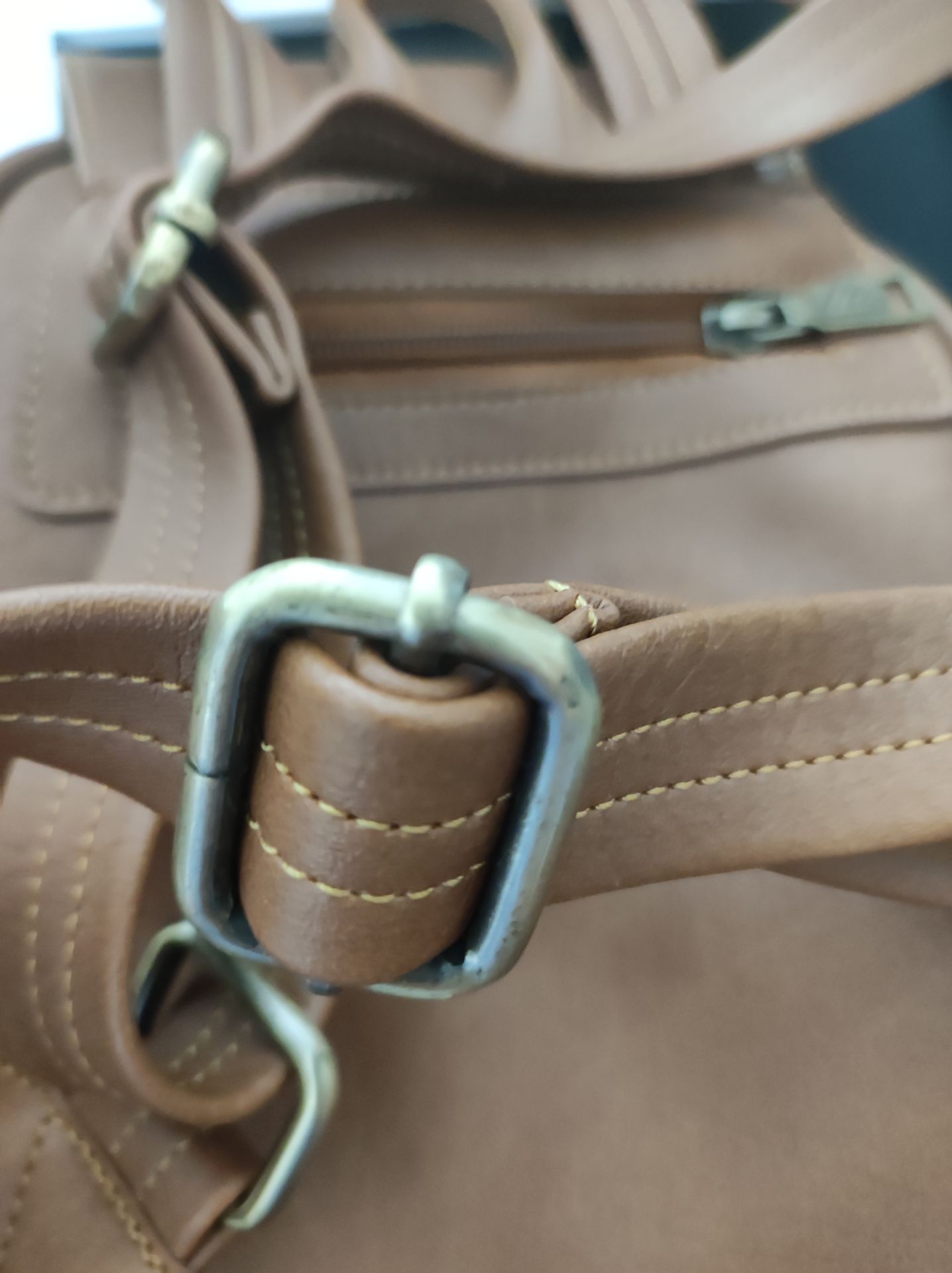 Hôm trước mới nhận hàng chưa kịp xem kỹ bên trong. Hôm nay lấy ra dùng mới thấy khóa trong balo bị hỏng. Lần trước mua của shop khá ưng nhưng lần này thì thất vọng. Các móc cài quai balo hơi rỉ. Gần 500k cho 1 sản phẩm mà chất lượng k được như mong muốn. Mong shop lắng nghe phản hồi khách hàng để cải thiện chất lượng sản phẩm.