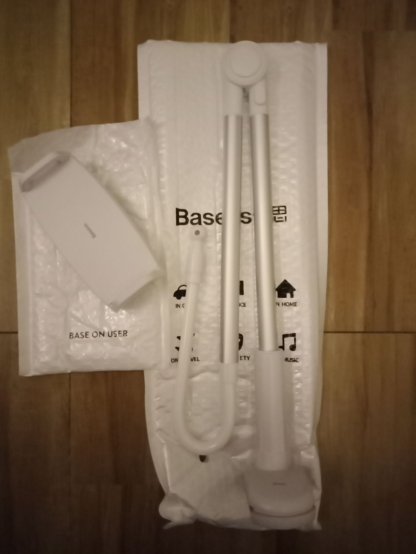 Tôi đặt mua màu đen mà lại giao màu trắng, cảm thấy hơi buồn vì ko được như ý.  Nếu được thì ti ki đổi đúng màu đen mà tôi đã đặt. Sản phẩm đẹp, cứng cáp chỉ tiếc là màu trắng sẽ mau bẩn. Lần này ti ki bị trừ 1 ?