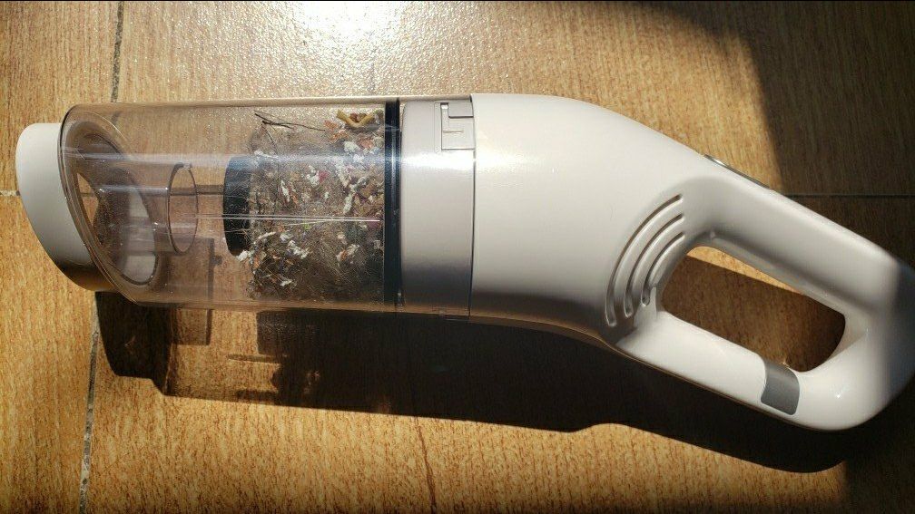 Quá tuyệt vời!. Máy có lực hút mạnh, sử dụng đa năng, mình hút tại phòng mà được không biết bao nhiêu là bụi bẩn, hút được cả chăn, đệm nên cảm thấy rất sạch sẽ yên tâm tốt cho sức khỏe bản thân mình. Máy tiện dụng ở chỗ hút được bụi lớn, bụi mịn sạch sẽ mà chổi chít không bao giờ làm sạch được, chổi thì quét chỗ này bụi bẩn và tóc lại bay chỗ khác. Mình rất khó tính khi mua hàng online, nhưng khi mua tại shop Chính hãng OFFICIAL thấy hàng hóa rất yên tâm nên từ khi dùng con này tôi rất là khoái. Hơn nữa, máy có trọng lượng nhẹ giúp giảm tải sức lao động, nhất là cho phụ nữ. Tóm lại là tôi Cực kỳ hài lòng nên cho shop 5 Sao nha.