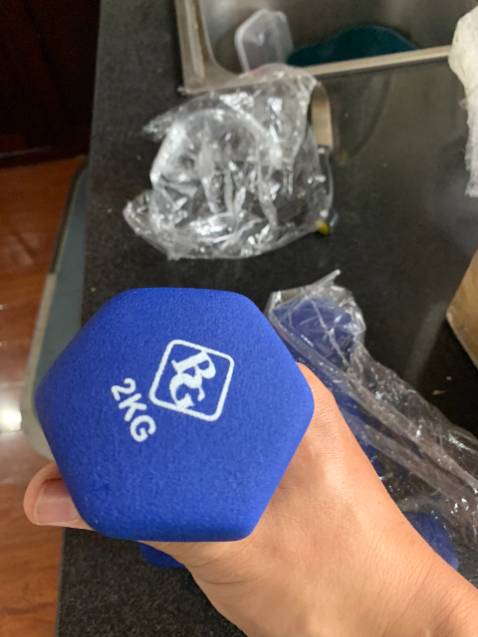 Giao hàng nhanh , cầm khá đầm tay ,mua cho con trai ,iem ấy đem ra cân thì mỗi tạ đúng 2kg được bọc bằng vỏ cao su nhưng ko kiểm tra được ko biết là lõi sắt hay là đúc bằng xi măng nữa