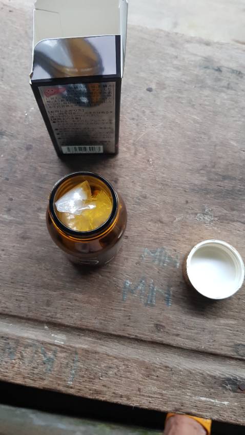 Không biết hàng nhập đóng như vậy có đảm bảo ko shop, nắp lọ ko được niêm phong, bên trong lọ thuốc lại có 01 túi ni-lon nhỏ???