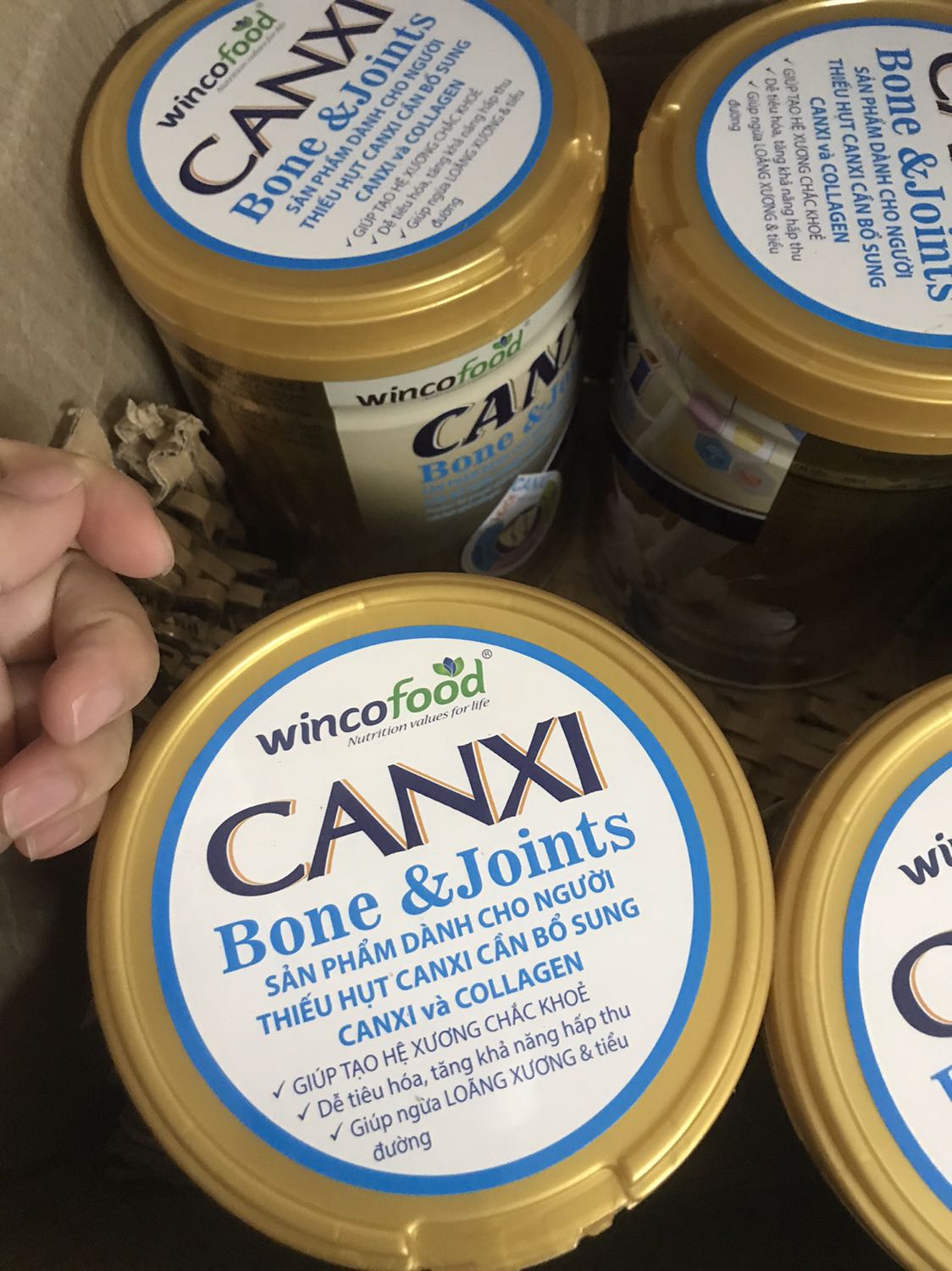 Shop đóng gói cẩn thận nhưng vẫn bị móp méo hộp. Nhưng không ảnh hưởng tới chất lượng. Giá cả hợp lí mà sữa lại ngon. Rất thơm. Bố mẹ rất ưng ý. Đã mua lại nhiều lần