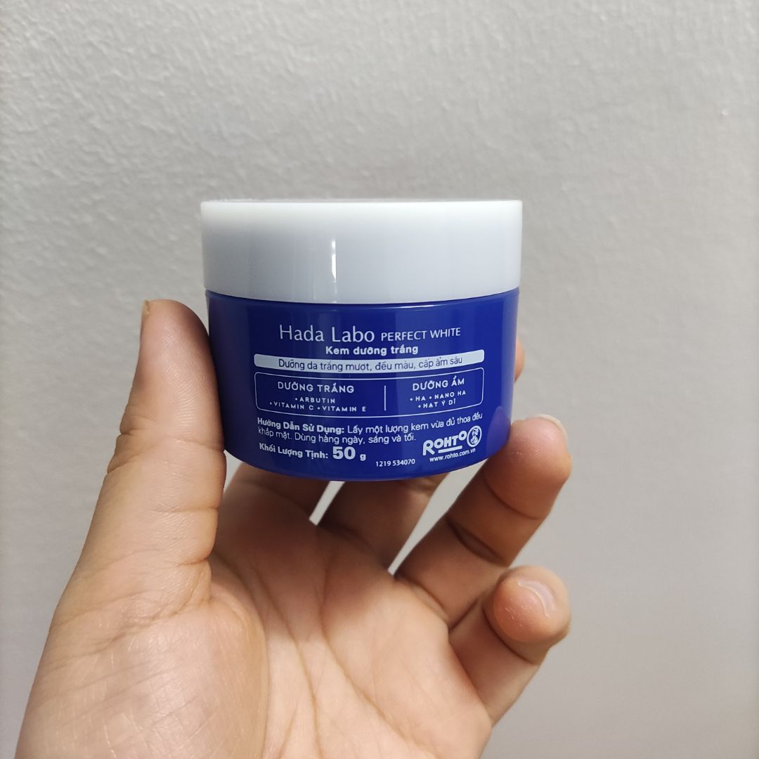 Kem không có mùi gì là điểm mình khá thích. Kem nhẹ và thấm nhanh, mình bôi xong da không bị dấp dính, sờ khá mịn. Hiệu quả dưỡng trắng thì chưa thể kiểm chứng được trong thời gian ngắn nhưng về độ giữ ẩm thì với da mình, mình đánh giá là có hiệu quả, đêm ngủ điều hoà sáng dậy mặt đỡ đổ dầu hơn khi không dùng kem. Khá hài lòng với sản phẩm này và có lẽ sẽ mua dùng lâu dài.