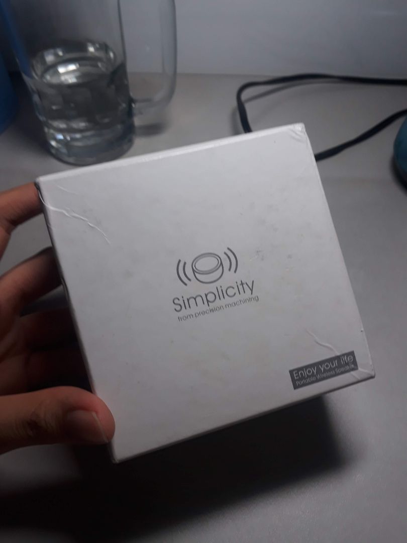 Loa nghe ổn, bass không rõ lắm được cái giọng to rõ ràng. Sạc nhanh, nghe được tầm 3,4 tiếng liên tục. Với tầm giá này thì đáng mua. Điểm trừ duy nhất là hộp bẩn, cũ, phần đế của loa mình hơi xước nhẹ nên trừ 1 sao. Loa nghe ổn, bass không rõ lắm được cái giọng to rõ ràng. Sạc nhanh, nghe được tầm 3,4 tiếng liên tục. Với tầm giá này thì đáng mua. Điểm trừ duy nhất là hộp bẩn, cũ, phần đế của loa mình hơi xước nhẹ nên trừ 1 sao.