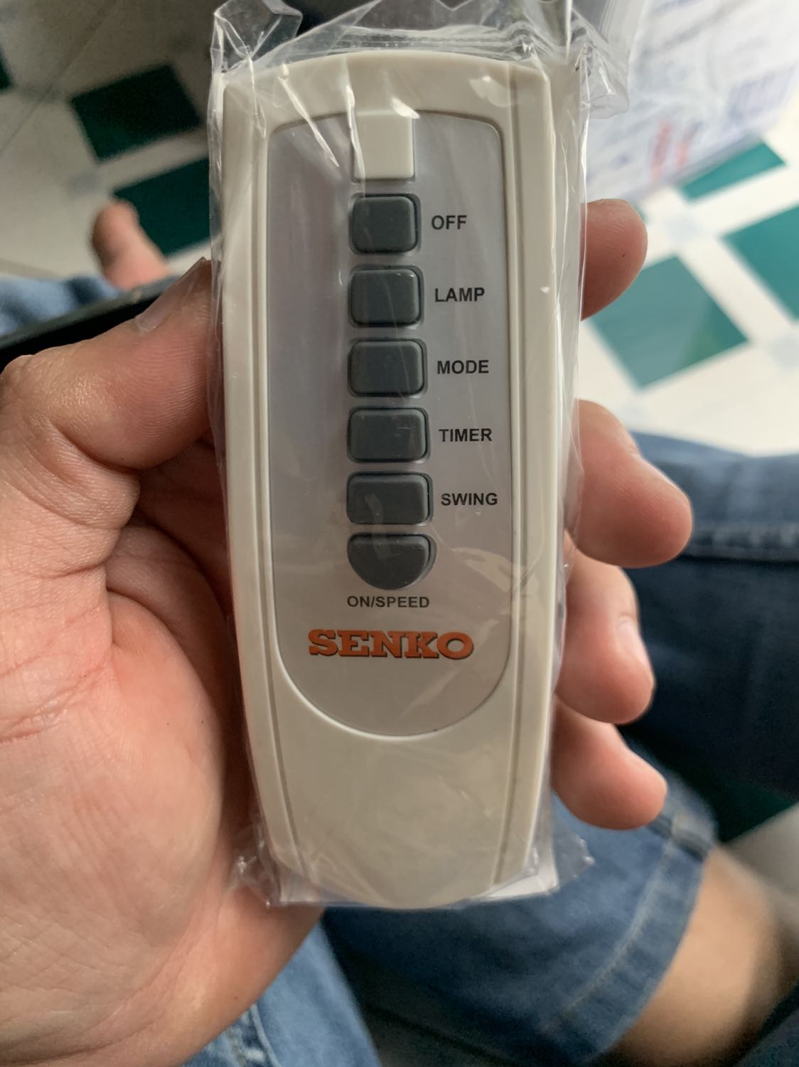 Quạt xịn , giá mềm. Tốt cho người làm biếng :))) nằm một chỗ bấm remote tắt mở khỏi ngồi dậy. Chế độ gió Sleep khá ngon , quạt xong ngưng rồi lại quạt. Êm ru. Điều khiển nhạy - gió mạnh - có đèn ngủ giống như mấy cây quạt đứng hồi xưa. Quạt xịn , giá mềm. Tốt cho người làm biếng :))) nằm một chỗ bấm remote tắt mở khỏi ngồi dậy. Chế độ gió Sleep khá ngon , quạt xong ngưng rồi lại quạt. Êm ru. Điều khiển nhạy - gió mạnh - có đèn ngủ giống như mấy cây quạt đứng hồi xưa.