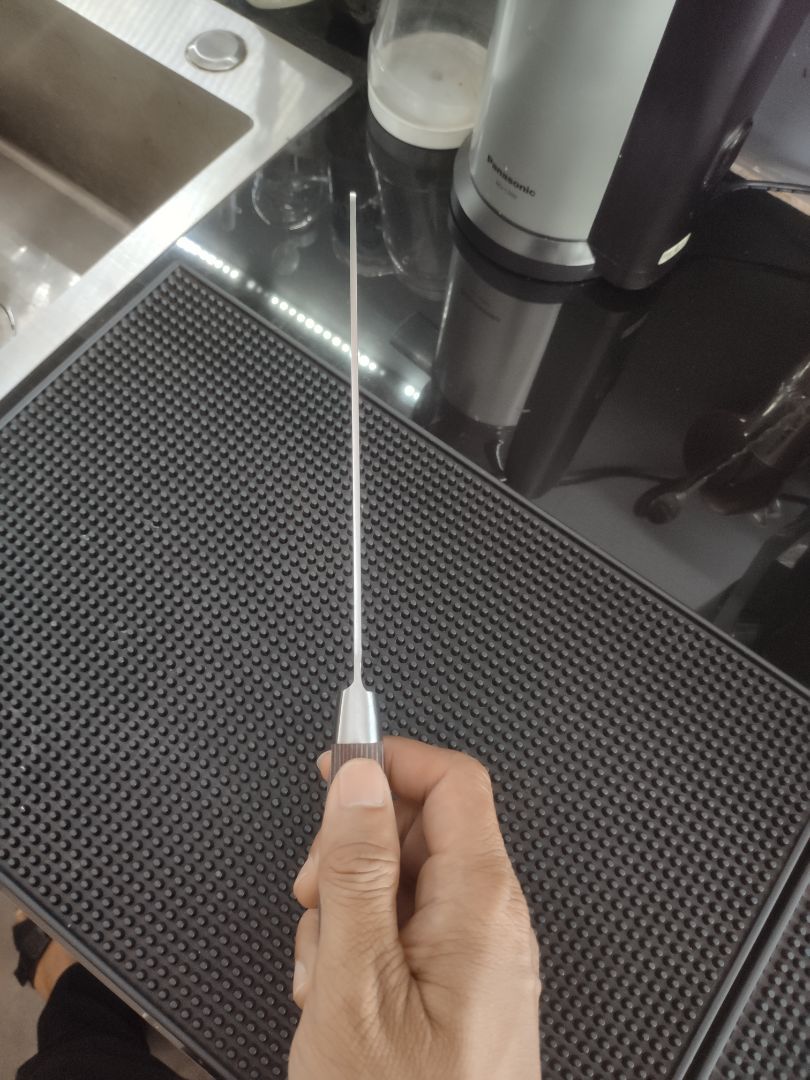 Cũng được thôi ạ. Cầm vừa tay chứ không sắc lắm. Lúc mới nhận dao chỉ sắc vừa, muốn sắc phải mài lại. Sản phẩm không có hộp như hình, chỉ được bỏ trong hộp carton và vĩ nhựa chống va chạm. Sắt damacus giã chứ không phải thật. Phần vân thép như kiểu tạo từ axit ra chứ không phải dùng kỹ thuật sắt nén. Kiểu dao inox mà vẻ vằn lên ấy. Dào này cắt thôi nhé, chặt xương quăn lưởi là chắc chắn