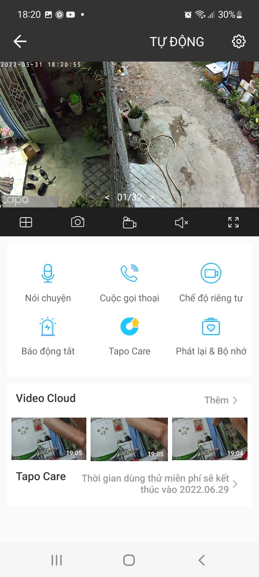* Ưu điểm:
_ Lắp đặt nhanh chóng
_ Hình ảnh rõ
_ Báo động chuyển động và con người nhạy (nhưng mình không thích thông báo liên tục làm phiền nên mình bỏ chọn tính năng nay)
* Nhược điểm:
_ Camera không quay 360 độ được, khi lắp đặt leo lên leo xuống chỉnh góc phát bực vì mệt (lỗi do mình không đọc kỹ mô tả)
_ Camera không có chạm 1 lần vào nút âm thanh để tắt tiếng khi xem camera trực tiếp, mà phải kéo giảm âm thanh, nhưng nếu kéo về mức âm thanh về 0 thì xem lại video sẽ bị mất tiếng (âm thanh) luôn.