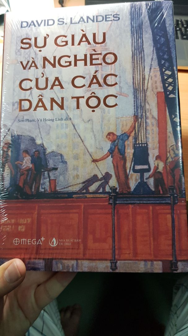 Có lẽ mình là người đầu tiên nhận xét cuốn này.
Cảm xúc đầu là nó quá đẹp, đẹp hơn trong hình nhiều
Bởi vậy mua gì thì mua chứ mua sách là phải sang Tiki, đóng gói 2 3 lớp cẩn thận, bọc kiếng bọc mủ các kiểu con đà điểu nói chung là bơ phẹt :))) a shiper chờ mình công việc nửa tiếng mà vẫn cảm ơn, bởi vậy mới thấy Tiki training nhân viên tốt thế nào!!!
Về nội dung thì khỏi bàn luôn nha, mới đọc chương giới thiệu thôi là thấy best lắm rồi, ai muốn hiểu kinh tế, cách nó vận hành, tư duy giàu nghèo và pha 1 chút lịch sử và địa lý thì cuốn này là lựa chọn số 1 nha! 
Cuốn này mình nghĩ dành cho những bạn 8X, 9X như mình có tham vọng, chí lớn biến VN sánh ngang cường quốc năm châu, kiến xây VN tốt đẹp hơn, chứ mấy bạn ẻo lả an phận thì khó mà đọc, sẽ rất nản đó nha!. Nói chung là quá best!!!