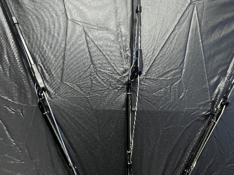 Mình mới đặt mua 1 cây màu xám và 1 cây màu đen. Cây màu xám bấm nút bung dù kiểm tra ok, cây màu đen bấm nút bung dù thì cảm giác bị khựng lại, nhưng vẫn bung ra được, kiểm tra thì thấy 2 cái chốt chỗ tán dù bị móp và lệch, bấm nút thu gọn lại thì hơi lồi chỗ đó ra. Tình trạng này có được bảo hành không ạ!?