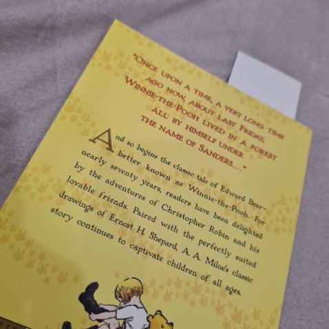 Đóng gói cẩn thận, chất liệu giấy và in ấn đẹp, mình làm trong ngành in nên cũng soi khá kĩ, bên trong mình thấy giá $7.99 nhưng mình mua chỉ 130.000 và có vẻ như là cuốn cuối cùng, cảm ơn Fahasa và Tiki