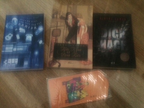 Sách ship nhanh, lúc nhận hàng thì hộp không sao cả. Nhân dịp giảm giá nên mình mua luôn 3 quyển. Kiêu hãnh và định kiến móp nhẹ ở bìa rời và đầu nhưng không ảnh hưởng lắm. Rất đáng mua