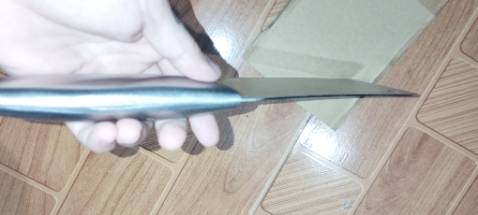 Bén. Con lớn nhất dùng để chặt thì hơi nhẹ. Nếu để chặt xương chân gà vịt thì chắc chắn ko nổi. Cần mua thêm 1 con nặng và to hơn thế nữa. Tiền nào của đó. 200k đc nhiêu đây quá ok rồi.