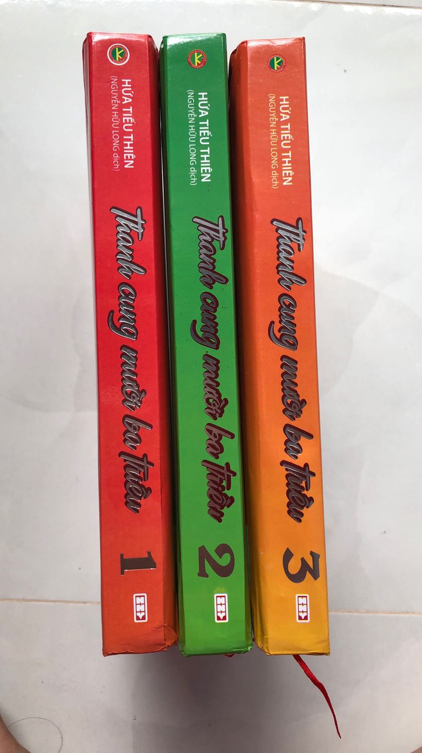 Bìa cứng nhưng lỏng lẻo, cầm sách mà cứ lạo xạo..giấy trắng mà mỏng te chử in thấu qua trang kia nhìn rất đau mắt.. Tuy mua ở giá sale nhưng mình thật sự không hài lòng.. Về phần tiki thì giao hàng quá chuẩn rồi.. không cần bàn nữa..