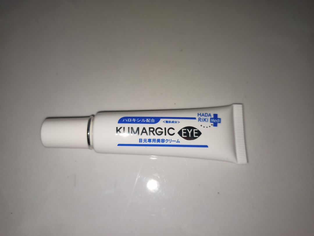 chất kem ẩm mịn và mát..dùng đc 2 hôm thấy có bớt thâm 1 xíu chất kem ẩm mịn và mát..dùng đc 2 hôm thấy có bớt thâm 1 xíu