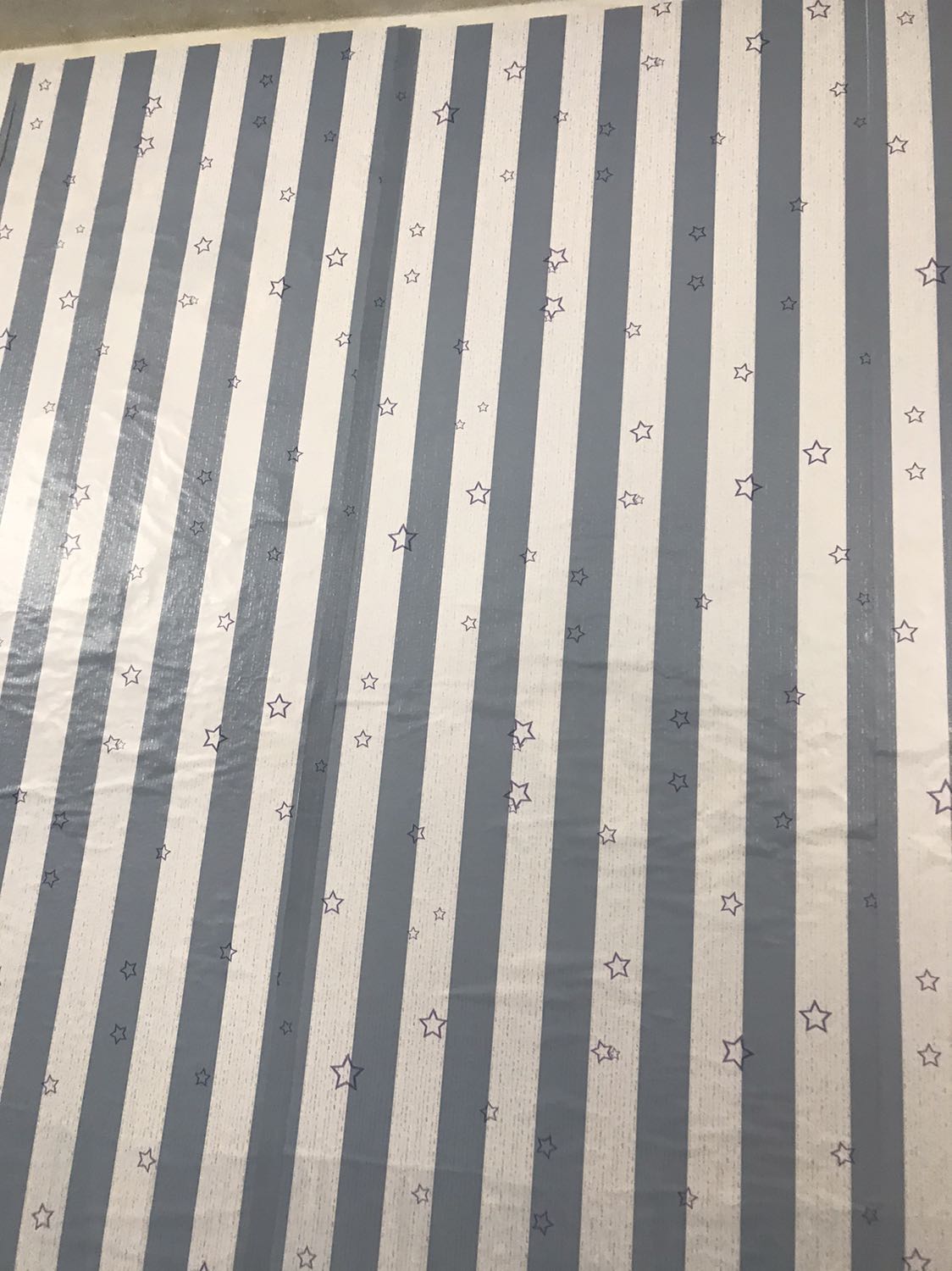 Giấy mỏng nhưng dính khá tốt, màu sắc đẹp
3 cuộn là 3 form kích thước khác nhau rất khó canh