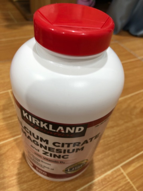 Thấy trên website để hộ kinh doanh cá nhân nhưng mua 2 sản phẩm để tên 2 cty chịu trách nhiệm NK & phân phối khác nhau? Lọ calcium này cty phân phối nhập là Cty DV Giao nhận Việt Phát? Còn lọ Omega3 Healthy Care là Cty XNK QT AMC. 
Chưa kể cùng 1 sp thì có tới 2, 3 mức giá khác nhau. Inbox hỏi ts lại có lum la giá như vậy thì trả lời mập mờ k rõ.
Mua thì mua chứ sợ *** sợ hàng trộn quá chừng.