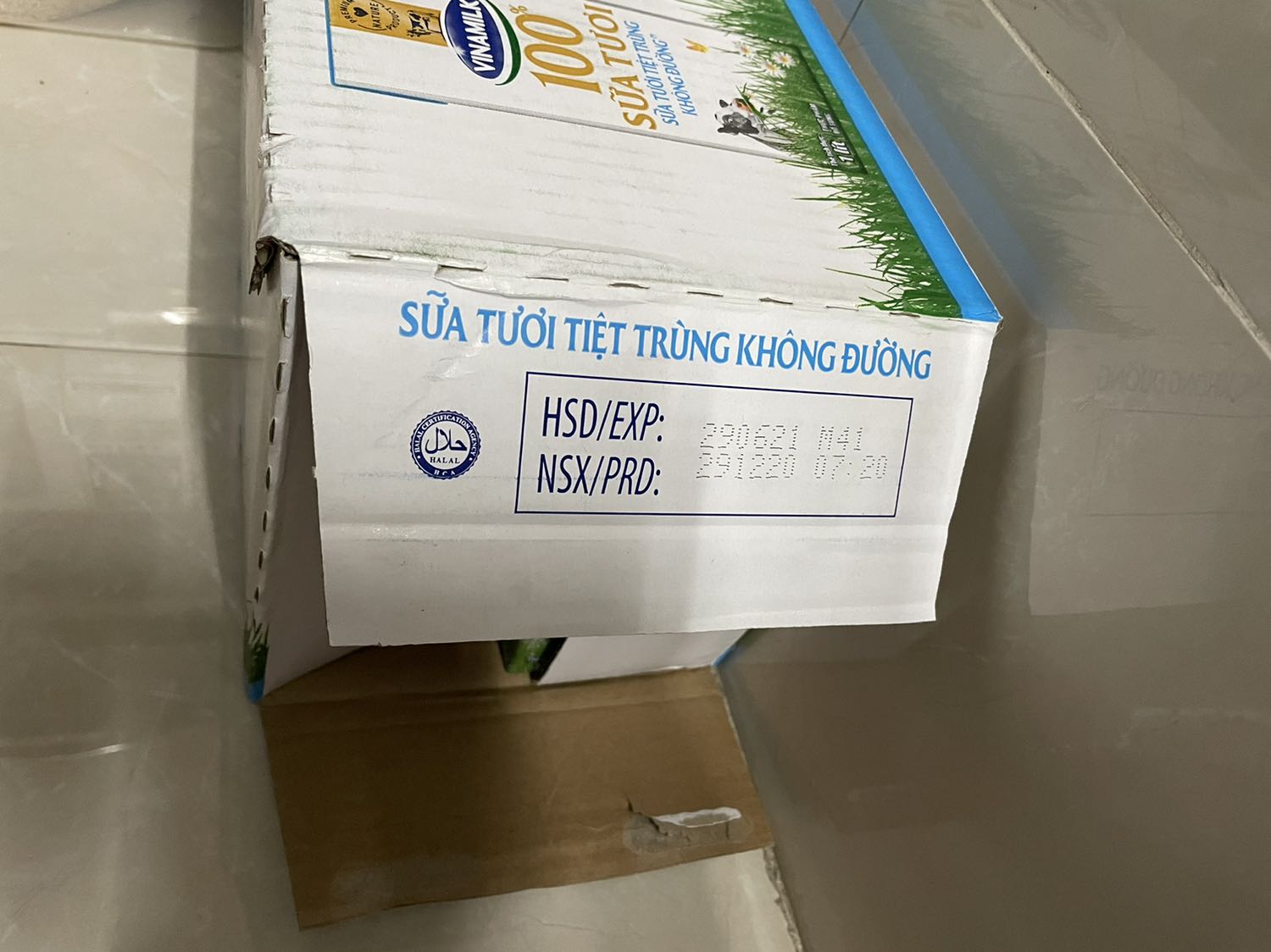 Thùng sửa được bọc giấy khi nhận, cũng may là không bị thủng trong quá trình vận chuyển.
Hạn sử dụng còn mới nên thoải mái sử dụng.
Tiki giao hành đúng thời gian.
5 sao!!!