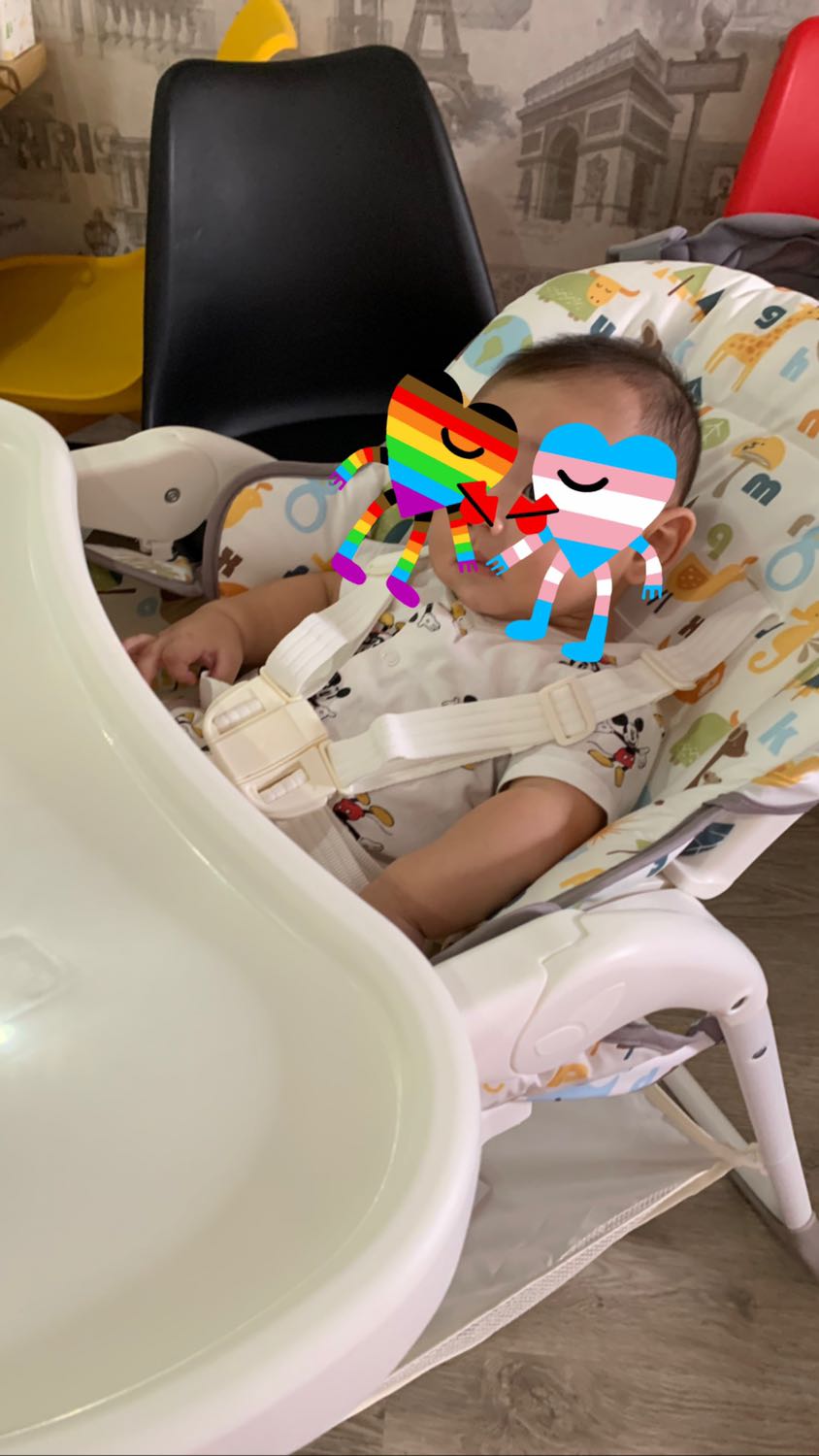 Ghế đẹp chắn chắn. Ko cần phải có bánh xe. Mà đẩy đi cũng thấy êm ạ. Bé nằm luôn trên ghế xem tv. Ghê joie là ok nhất. Mua đi mn ah. Ko lăn tăn làm j