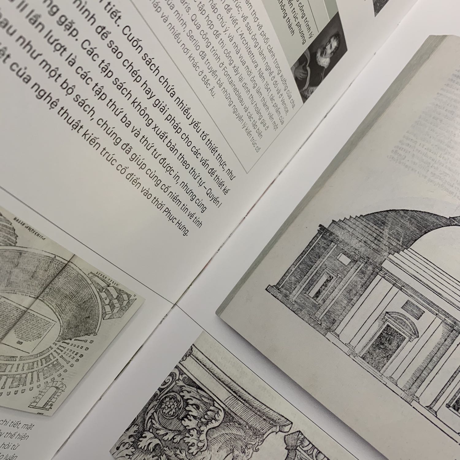 Sách mình nhận được bọc nilon chưa tháo seal. Hình thức cực kỳ ổn, tất cả sách của DK đều vậy, giấy dày và in màu. Nội dung nói về các cuốn sách trải dài từ 3000 năm trước công nguyên đến thế kỷ 20 (xem mục lục). Chỉ có tí lăn tăn về gáy sách được khâu bằng chỉ và hình như được dán bằng keo nên sợ mau bị bong ra, đa số sách màu giấy dày đều vậy thì phải.