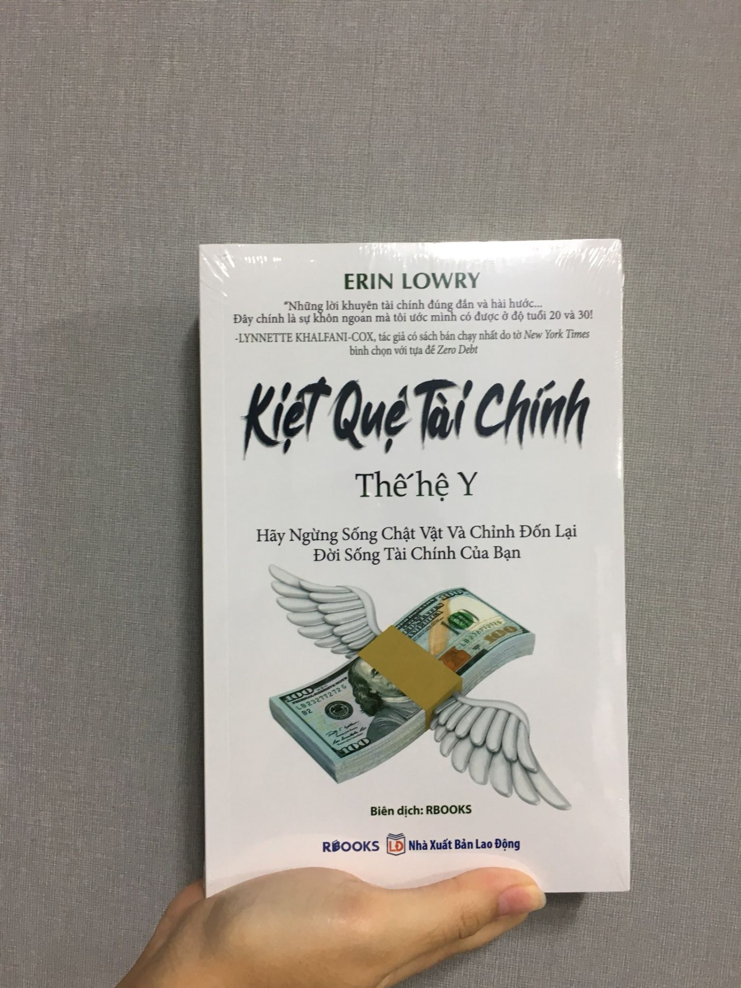 Mình quyết định mua cuốn sách này sau khi xem 1 vài video trên youtube của tác giả. cuốn sách này thay đổi suy nghĩ của mình nhiều, nhiều lắm lắm lắm luôn, cho mình thêm động lực để kiếm tiền và bắt tiền làm việc cho mình :)))) có 1 vài chỗ có lẽ là sẽ áp dụng được cho bên Mỹ thôi, nhưng cả cuốn sách siêu siêu hữu ích luôn. Mình nghĩ cuốn sách này hợp với mấy bạn 20t mới tập quản lý tiền