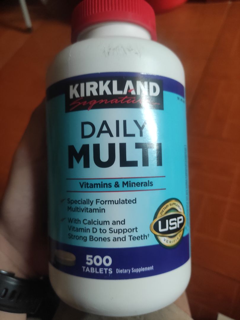 Sản phẩm khá đủ dinh đưỡng hàng ngày, hộp bị trầy, nắp còn seal