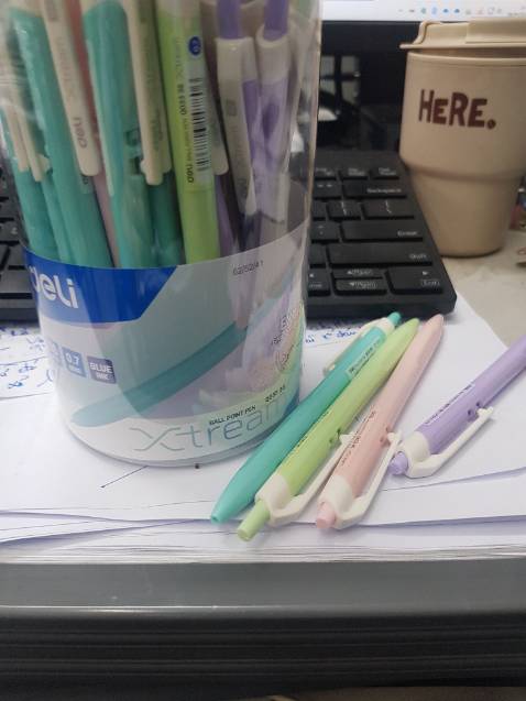 Bút viết êm, màu sắc tươi tắn, trẻ trung